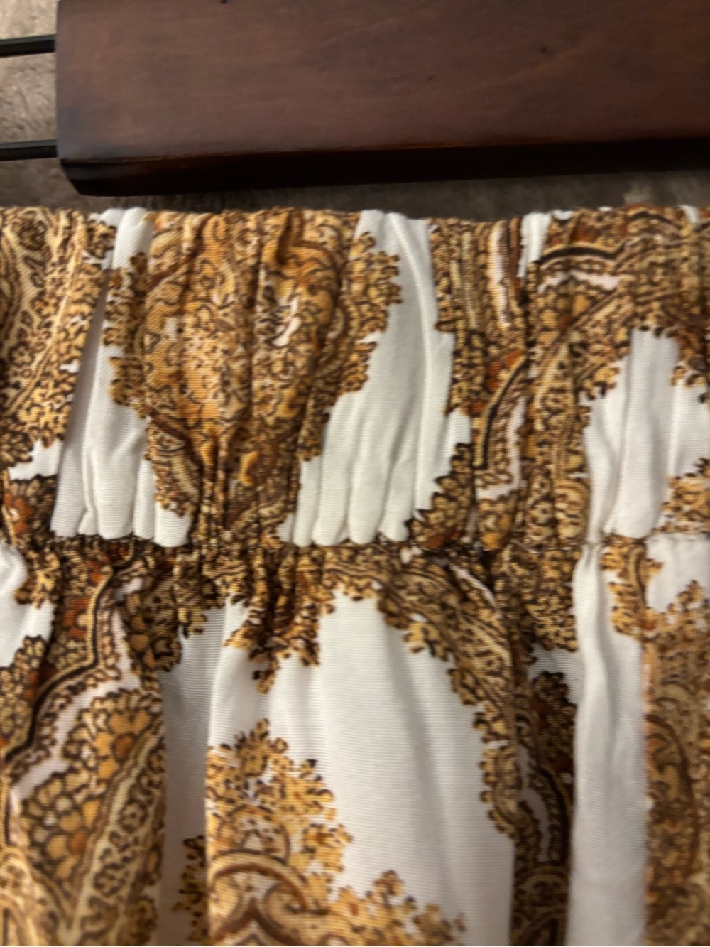 H&M Shorts Women’s Size 4 with White/Gold Paisley Print - Picture 6 of 11